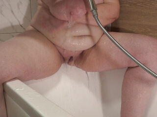 Old bbw shaves her trimmed cunt bald. Homemade.