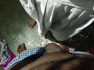 Hot ???? aunty doing bowlojab har hasbend coke at bathroom time