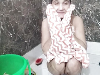 Step sister ko bathroom me nanga karke le pel diya