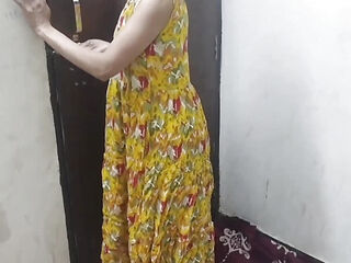 Teen age school girl ko uniform utaar kar pel diya