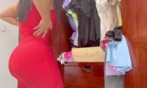 chica de vestido rojo se calienta su coño para su novio