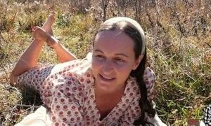 Dirty Bare Feet Outdoor MILF Cerise Reads From Tess (Nice Parts Only!)