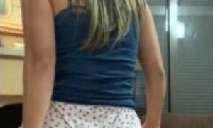 Katy Kampa casada hotwife danÃ§ando de mini shorts sexy na webcam