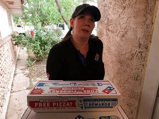 I bribed the dominos delivery girl to suck my cock
