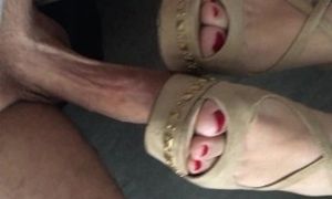 Back from work i want cum on my feet!!! Sexy milf shoejob with high heels and red nails...Big cum...