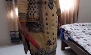 25 year old Aunty ko Jabardasti Chudai - Indian Hot Aunty fucks Neighbor while sweeping the house