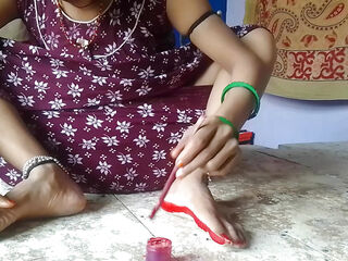 Indian bhabhi applies color to hear legs Indian desi bhabhi