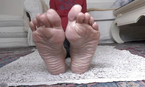 Wrinkled Soles, Smooth Soles and Spreading Toes