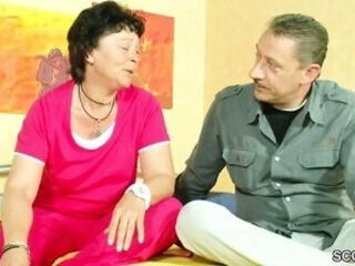 Mutti und Papa probieren was neues im Bett aus